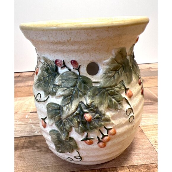 Handcrafted Ceramic Embossed Leaf & Berry Design Candle or Oil Warmer With Venti - Picture 2 of 4
